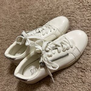 used wmns white sneakers